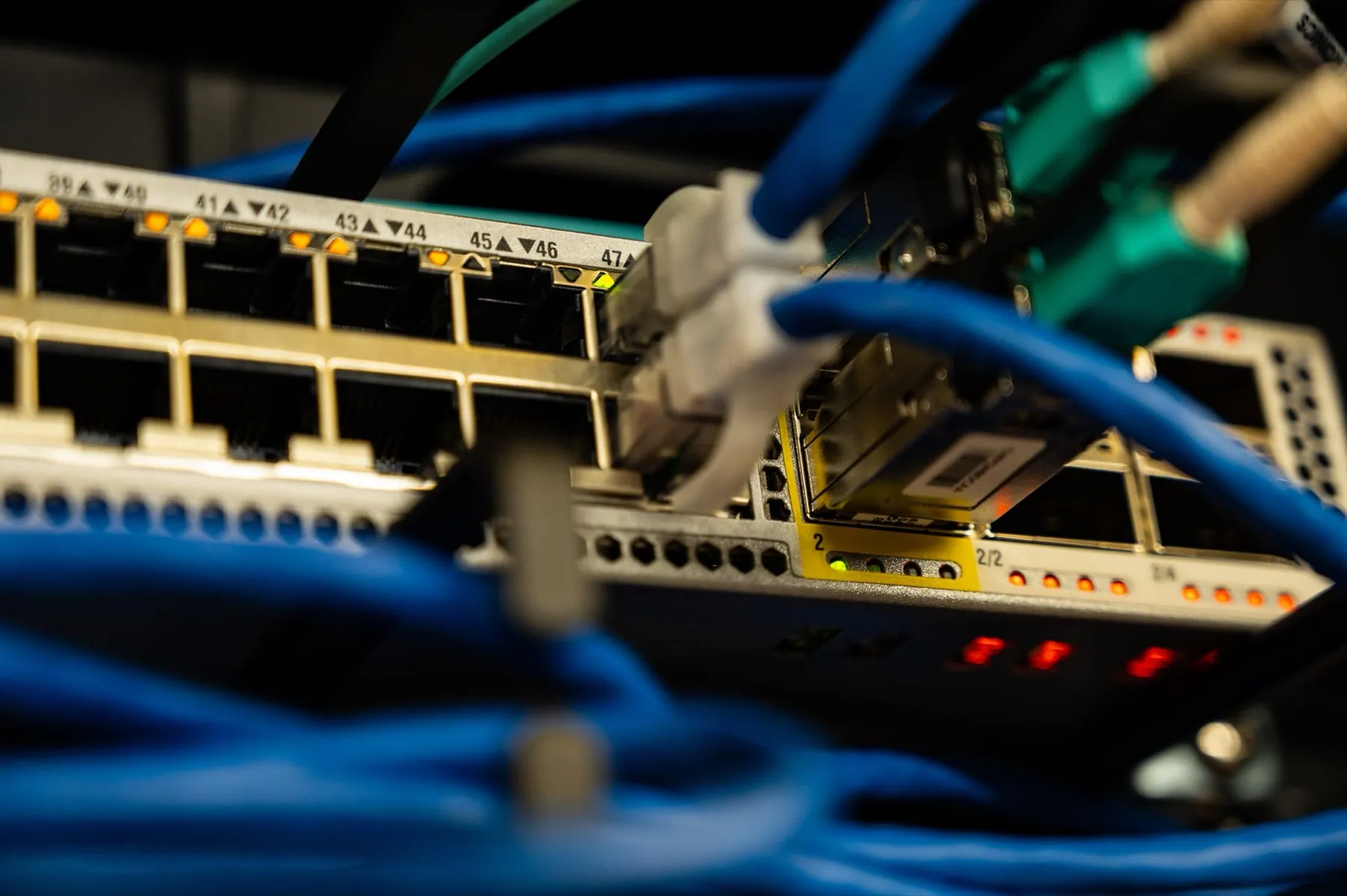 Подключения Ethernet в сетевом оборудовании крупным планом.