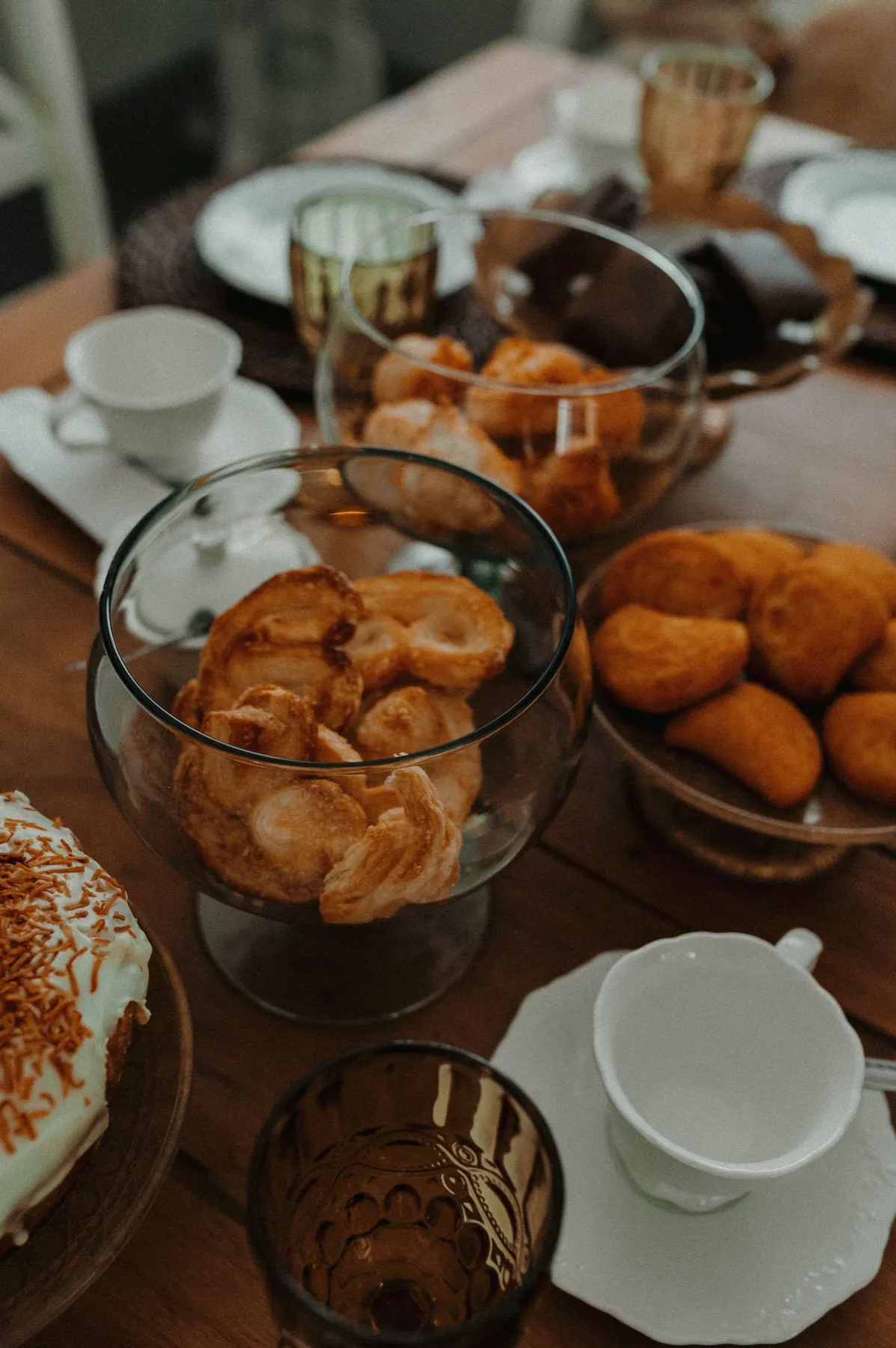 Выпечка и чашки кофе на сервированном столе.