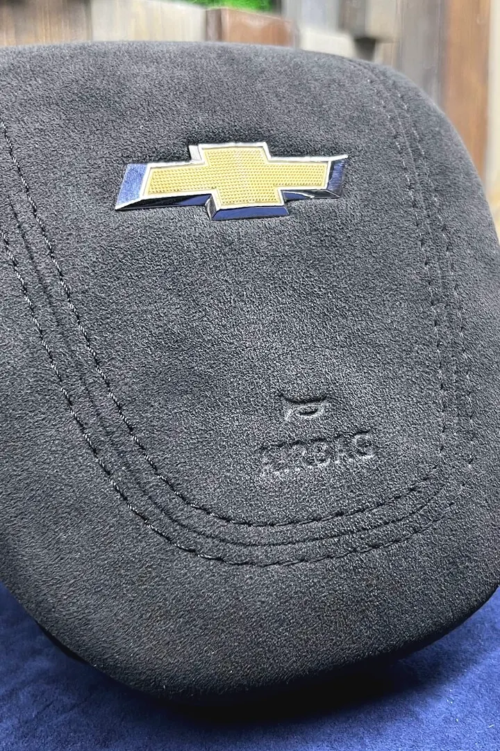 Накладка руля Chevrolet в серой алькантаре со строчкой