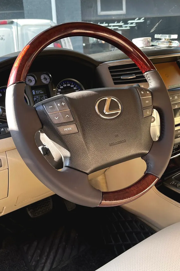 Руль Lexus: кожа и вставки под дерево