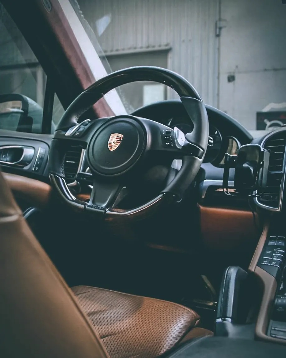 Руль Porsche и коньячные кожаные сиденья