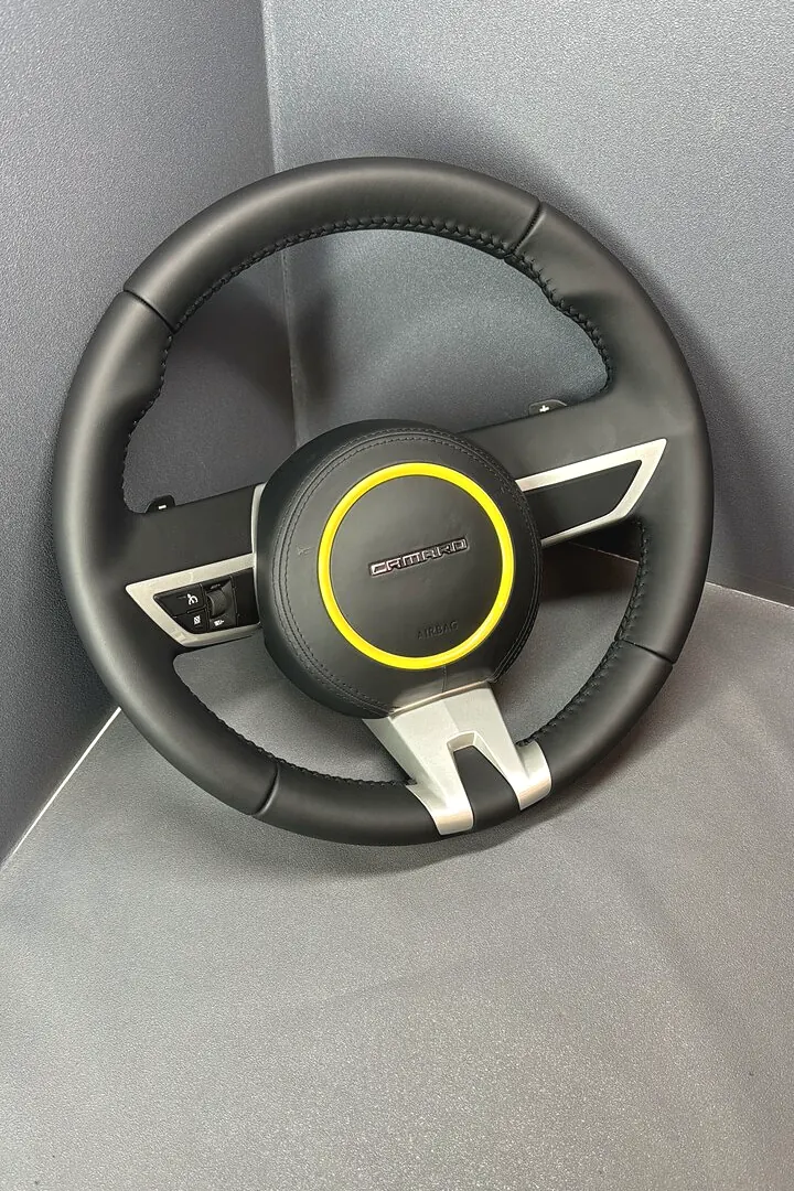 Руль Camaro в чёрной коже с жёлтым кольцом